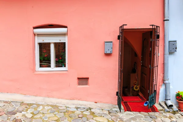 Middeleeuwse straatmening in sighisoara gesticht door Saksische kolonisten in — Stockfoto