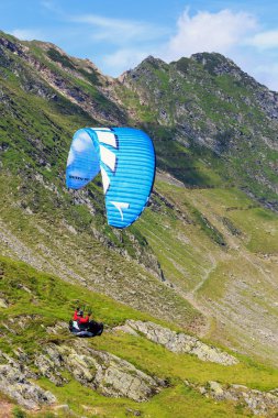 balea Gölü, Romanya - 21 Temmuz 2014: tanımlanamayan Yamaçparaşütü balea Gölü, fagaras Dağı, Romanya. yamaç paraşütü en popüler macera spor dünya bulunmaktadır 