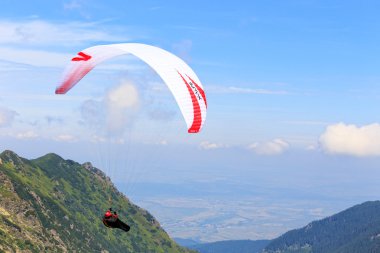 balea Gölü, Romanya - 21 Temmuz 2014: tanımlanamayan Yamaçparaşütü balea Gölü, fagaras Dağı, Romanya. yamaç paraşütü en popüler macera spor dünya bulunmaktadır 