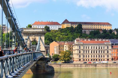 Macaristan, Budapeşte - 24 Temmuz: zincir köprü nehir Tuna buda ve pest arasında 24 Temmuz 2014 Budapeşte'de kapsayan bir asma köprü olduğunu. 