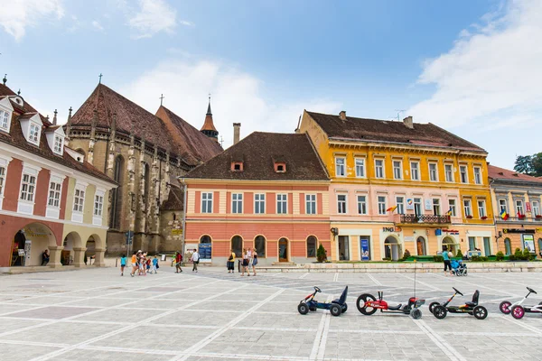 BRASOV, ROMANIA - JULY 15: Council Square on July 15, 2014 in Brasov, Romania. Brasov is known for its Old Town, includes the Black Church, Council Square and medieval buildings. — Stock Photo, Image