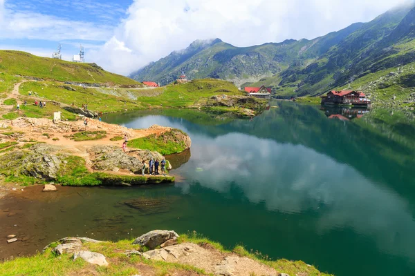 BALEA LAKE, ROMANIA - JULY 21: Unidentified tourists enjoy the sights of Balea Lake at 2,034 m altitude on July 21, 2014 in  Fagaras Mountains, Romania. — Stock Photo, Image