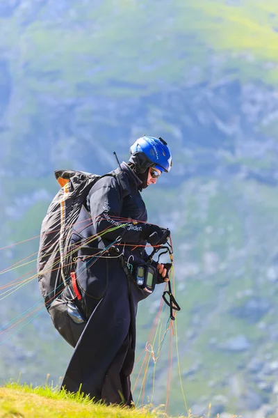 Balea Lake, Romênia - 21 de julho de 2014: Parapente não identificado em Balea Lake, Fagaras Mountain, Romênia. Parapente é um dos esportes de aventura mais populares do mundo — Fotografia de Stock