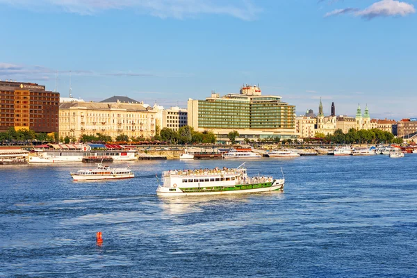 Maďarsko, Budapešť-23. července: pohled do Budapešti na 23 července 2014. Budapešť je jedním z nejvíce navštěvovaných turisty kapitál v Evropě — Stock fotografie