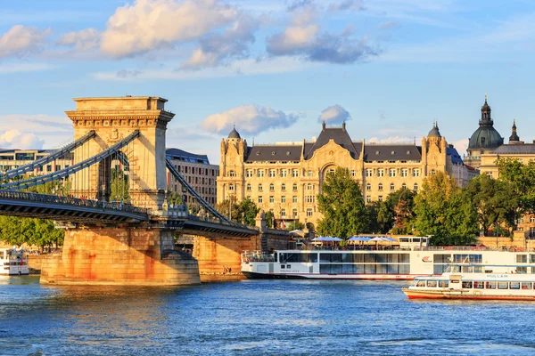 Хангари, БУДАПЕСТ - 23 июля 2014 года: Цепной мост - подвесной мост, проходящий через реку Дунай между Будой и Пештом 23 июля 2014 года в Будапеште . — стоковое фото