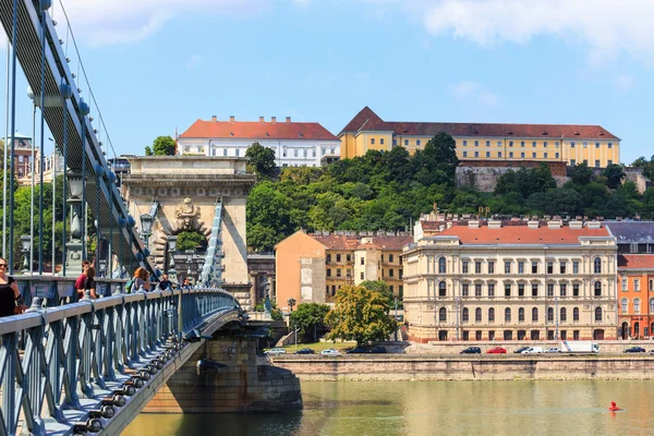 Macaristan, Budapeşte - 24 Temmuz: zincir köprü nehir Tuna buda ve pest arasında 24 Temmuz 2014 Budapeşte'de kapsayan bir asma köprü olduğunu. — Stok fotoğraf