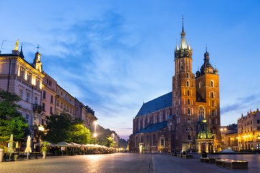 Azize mary Kilisesi gece Krakow, Polonya. 