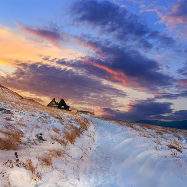 Paysage de montagne d'hiver et beau coucher de soleil — Photo