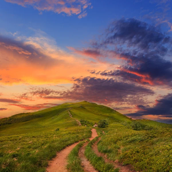 夏の山の風景と美しい夕日 — ストック写真