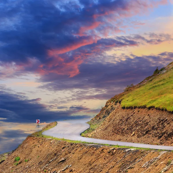 Bergsväg och vacker solnedgång — Stockfoto