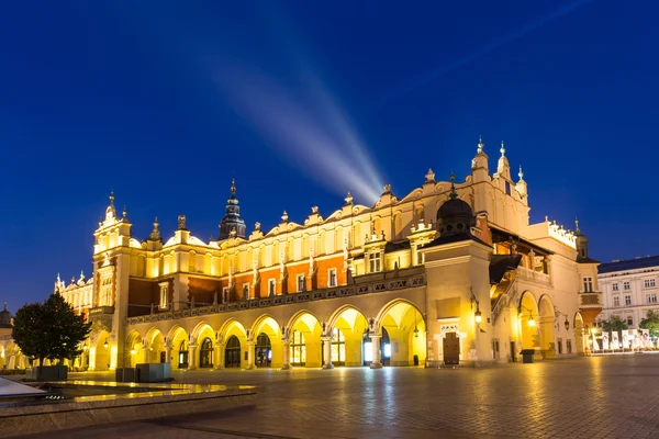 Plaza del Mercado por la noche, Polonia, Cracovia . — Foto de Stock