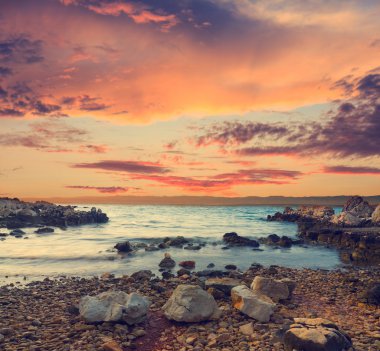 güzel tropik günbatımı gökyüzü ve deniz, vintage bir görünüm