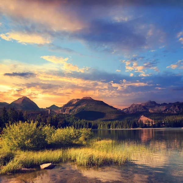 Hegyi tó nemzeti park Magas-Tátra, strbske pleso, Szlovákia, Európa — Stock Fotó