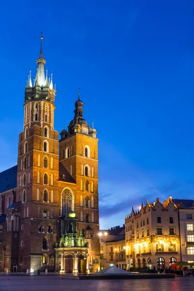 Kerk St. mary's nachts in Krakau, Polen. — Stockfoto