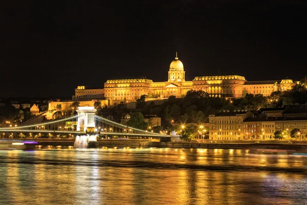 Vista nocturna del Puente de la Cadena y palacio real en Budapest, Hungría —  Fotos de Stock