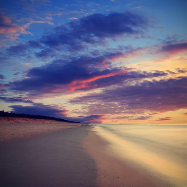 Красивий тропічний захід сонця небо і море, вінтажний вигляд — стокове фото