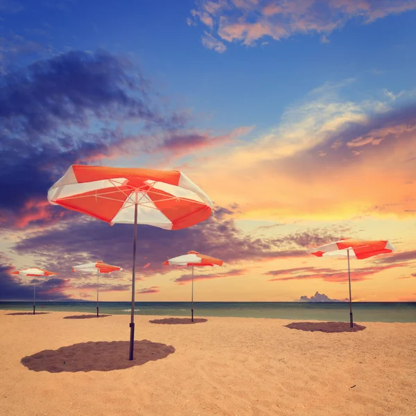 Hermoso cielo y mar atardecer tropical, aspecto vintage — Foto de Stock