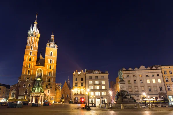 マーケット広場、クラクフ、ポーランドの聖マリア教会. — ストック写真