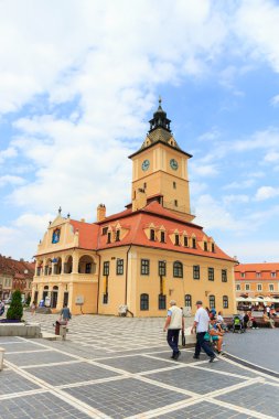 Brasov, Romanya - 15 Temmuz: 15 Temmuz 2014 tarihinde Belediye Meydanı Brasov, Romanya. Brasov, kent için bilinen önemli bir turistik olan siyah kilise, Belediye Meydanı ve medie içerir.