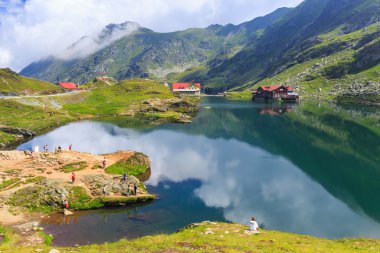 balea Gölü, Romanya - 21 Temmuz: tanımlanamayan turistler zevk balea 2,034 m irtifada Gölü manzaraları 21 Temmuz 2014 fagaras dağların, Romanya. 