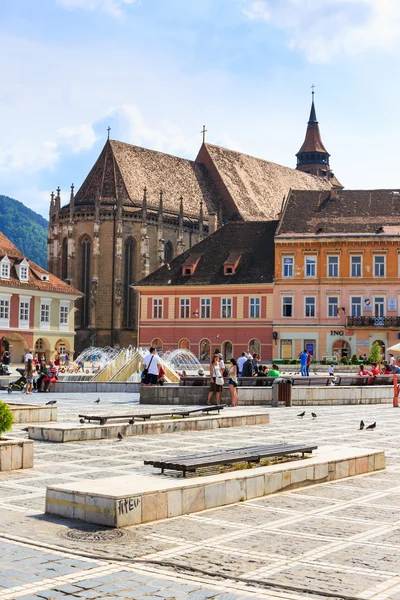 BRASOV, ROMANIA - JULY 15: Council Square on July 15, 2014 in Brasov, Romania. Brasov is known for its Old Town, which is a major tourist attraction includes the Black Church, Council Square and medie — Stock Photo, Image