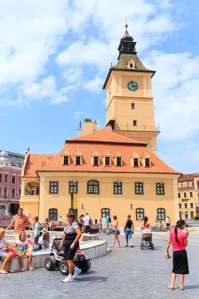 BRASOV, ROMANIA - JULY 15: Council Square on July 15, 2014 in Brasov, Romania. Brasov is known for its Old Town, which is a major tourist attraction includes the Black Church, Council Square and medie — Stock Photo, Image