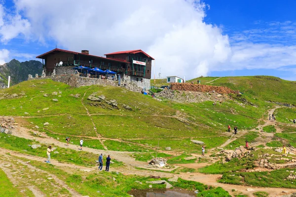 BALEA LAKE, ROMANIA - JULY 21: Unidentified tourists enjoy the sights of Balea Lake at 2,034 m altitude on July 21, 2014 in  Fagaras Mountains, Romania. — Stock Photo, Image