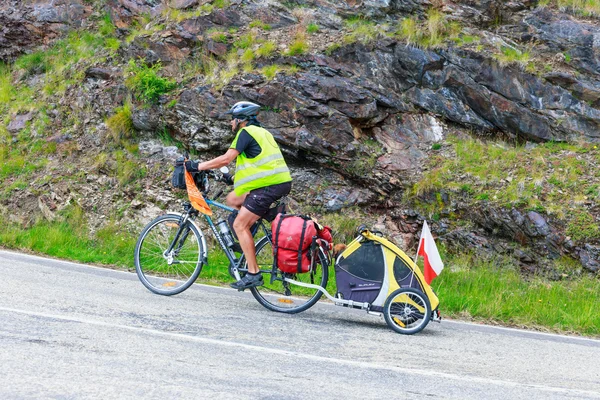 Fagaras Mountains, Romania - 21 LUGLIO 2014: Coppia non identificata di ciclisti che vanno su strada nella montagna di Fagaras, Romania. Il ciclismo è uno degli sport d'avventura più popolari al mondo — Foto Stock