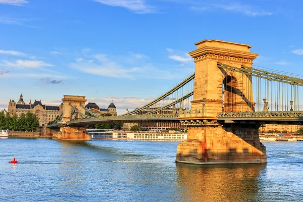 HUNGARY, BUDAPEST - JULY 23: Chain bridge is a suspension bridge that spans the River Danube between Buda and Pest on July 23, 2014 in Budapest. — Stock Photo, Image