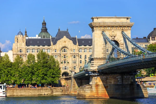 HUNGARY, BUDAPEST - JULY 24: Chain bridge is a suspension bridge that spans the River Danube between Buda and Pest on July 24, 2014 in Budapest. — Stock Photo, Image