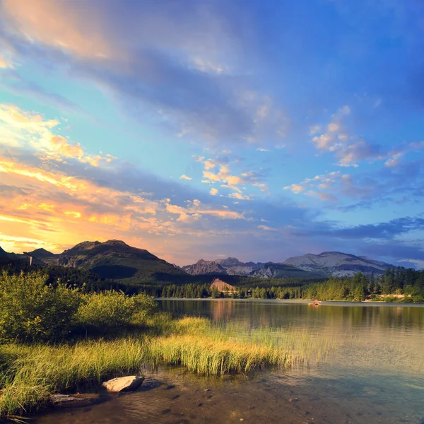 Horské jezero v národním parku Vysoké Tatry, Štrbské pleso, Slovensko — Stock fotografie