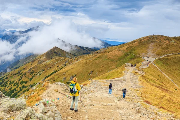 Zakopane, POLOGNE - 13 septembre : Groupe de touristes marchent vers le sommet de la Wierch Kasprowy dans les montagnes Tatra sur Septembre 13, 2014 dans les montagnes Tatra, Pologne . — Photo