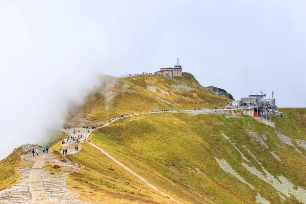 Zakopane, POLONIA - 13 de septiembre: Grupo de turistas caminan a la cima del Kasprowy Wierch en las montañas de Tatra el 13 de septiembre de 2014 en las montañas de Tatra, Polonia . — Foto de Stock