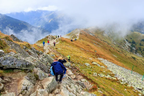 Zakopane, POLOGNE - 13 septembre : Groupe de touristes marchent vers le sommet de la Wierch Kasprowy dans les montagnes Tatra sur Septembre 13, 2014 dans les montagnes Tatra, Pologne . — Photo