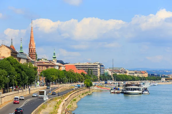 HUNGARY, BUDAPEST- JULY 24: A view to Budapest on July 24, 2014. Budapest is one of the most visited by tourists capital in Europe — Stock Photo, Image