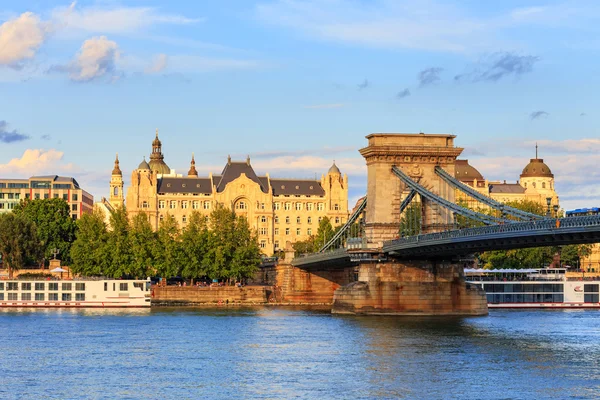 ハンガリー、ブダペスト - 7 月 23 日: 鎖橋は 2014 年 7 月 23 日にブダペスト ブダとペストの間のドナウ川にまたがるつり橋. — ストック写真