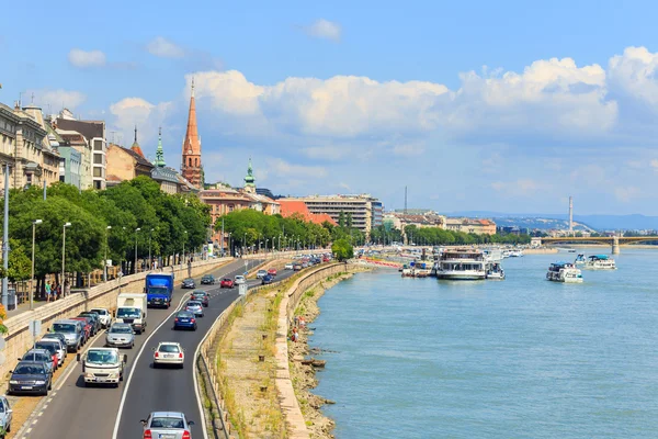 HUNGRÍA, BUDAPEST- 24 DE JULIO: Vista a Budapest el 24 de julio de 2014. Budapest es una de las capitales turísticas más visitadas de Europa —  Fotos de Stock