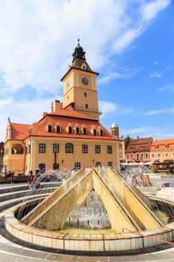 Brasov, Romanya - 15 Temmuz: 15 Temmuz 2014 tarihinde Belediye Meydanı Brasov, Romanya. Brasov, kent için bilinen önemli bir turistik olan siyah kilise, Belediye Meydanı ve medie içerir.