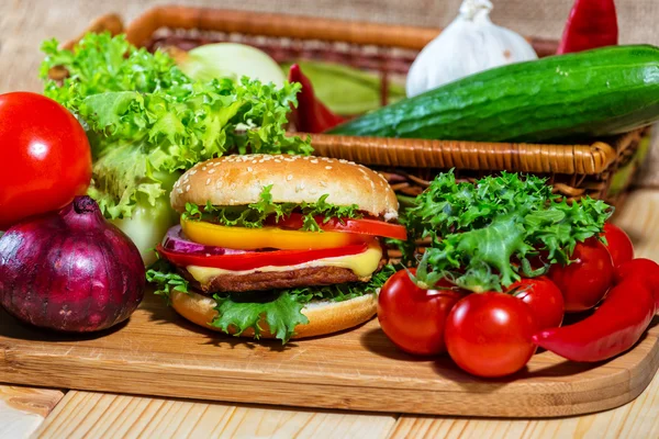 Domácí hamburger s čerstvou zeleninou, zblízka — Stock fotografie