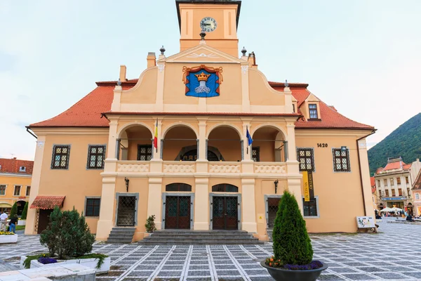 Brasov, Rumänien - 15. Juli: Ratsplatz am 15. Juli 2014 in Brasov, Rumänien. Brasov ist für seine Altstadt bekannt, zu der die schwarze Kirche, der Marktplatz und mittelalterliche Gebäude gehören. — Stockfoto