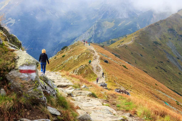 Zakopane, Polska - września 13: Grupa turystów spacer do góry Kasprowy Wierch w Tatrach na 13 września 2014 w Tatry, Polska. — Zdjęcie stockowe