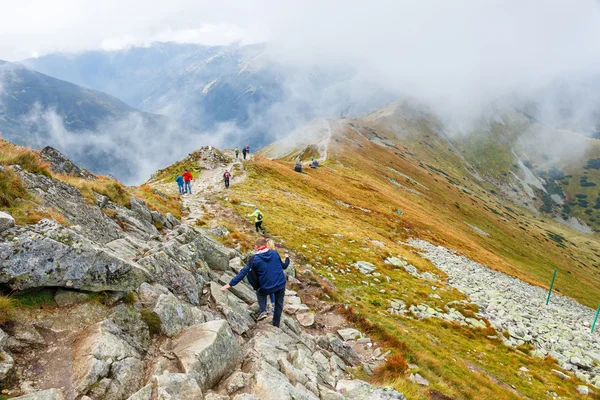 Zakopane, POLÓNIA - 13 de setembro: Grupo de turistas caminham até o topo do Wierch Kasprowy em Montanhas Tatra em 13 de setembro de 2014 em Montanhas Tatra, Polônia . — Fotografia de Stock