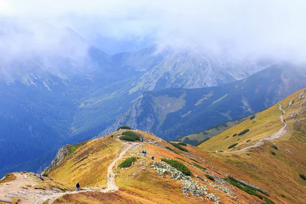 Zakopane, POLÓNIA - 13 de setembro: Grupo de turistas caminham até o topo do Wierch Kasprowy em Montanhas Tatra em 13 de setembro de 2014 em Montanhas Tatra, Polônia . — Fotografia de Stock