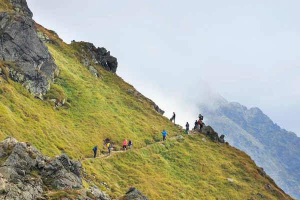 Zakopane, POLAND - September 13: Group of tourists walk to the top of the Kasprowy Wierch in Tatra Mountains on September 13, 2014 in Tatra Mountains, Poland. — Stock Photo, Image