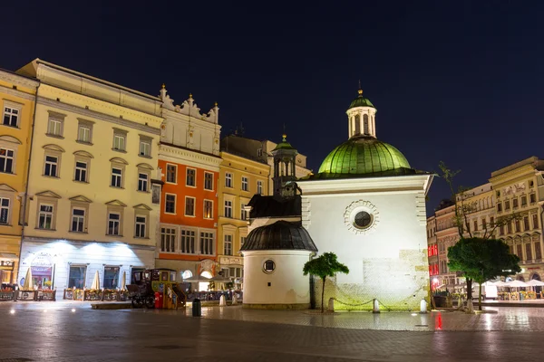 KRAKOW, POLONIA - 09 de octubre de 2014: El edificio de una sola nave de la Iglesia de St. Wojciech en la Plaza del Mercado, construido en el estilo románico, Cracovia, Polonia 09 de octubre 2014 —  Fotos de Stock