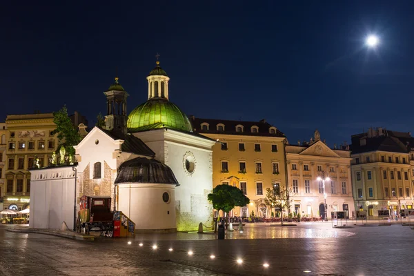 KRAKOW, PUOLA - 09 lokakuu 2014: Pyhän Wojciechin kirkon yksiluonteinen rakennus Kauppatorilla, rakennettu romaaniseen tyyliin, Krakova, Puola lokakuu 09 2014 — kuvapankkivalokuva