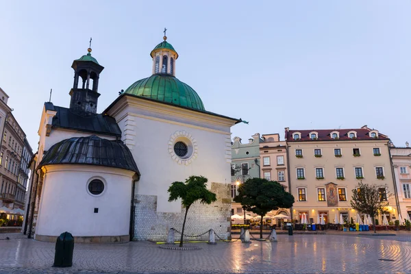 KRAKOW, POLONIA - 09 de octubre de 2014: El edificio de una sola nave de la Iglesia de St. Wojciech en la Plaza del Mercado, construido en el estilo románico, Cracovia, Polonia 09 de octubre 2014 — Foto de Stock