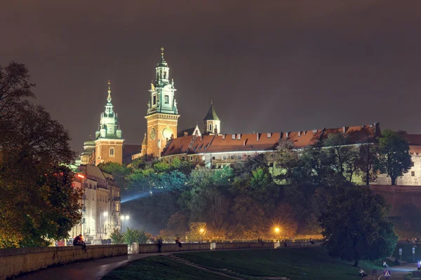 KRAKOW, POLOGNE - 11 octobre 2014 : Vue de nuit du château de Royal Wawel. Cracovie est la ville la plus célèbre à visiter en Pologne . — Photo