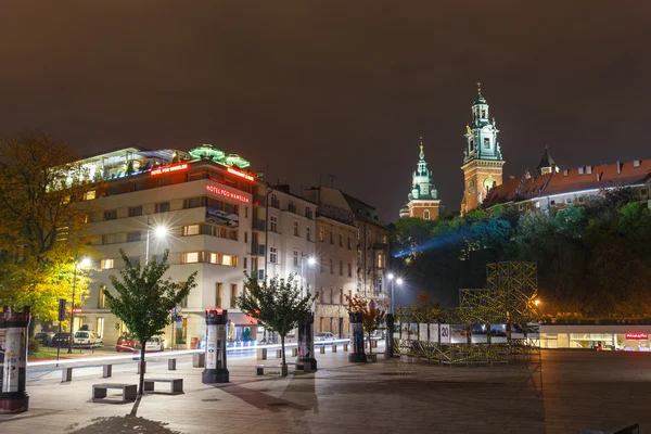 KRAKOW, POLONIA - 11 de octubre de 2014: Vista nocturna del castillo de Royal Wawel. Cracovia es la ciudad más famosa para visitar en Polonia . —  Fotos de Stock