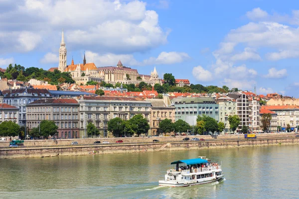 HUNGARY, BUDAPEST- JULY 24: A view to Budapest on July 24, 2014. Budapest is one of the most visited by tourists capital in Europe — Stock Photo, Image